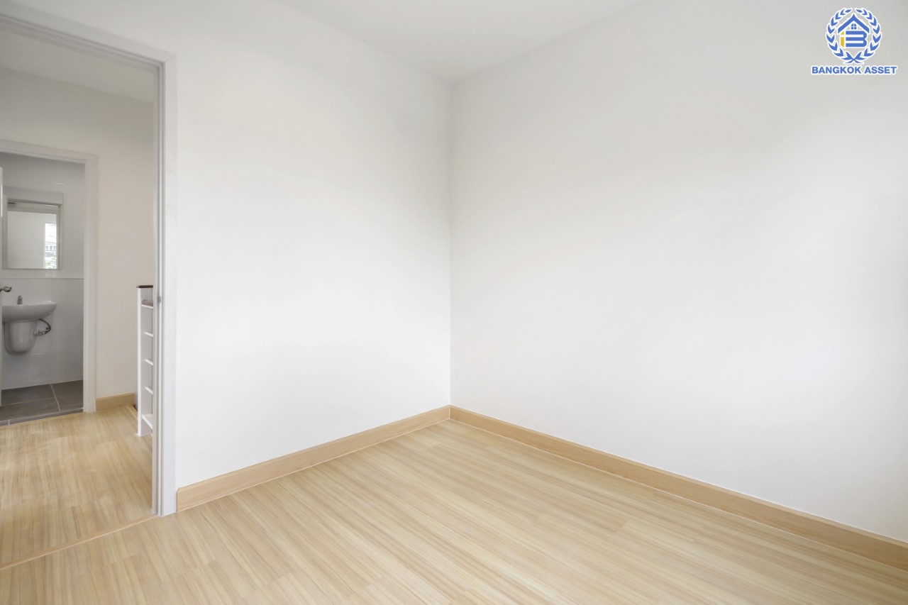 บ้านมือสองตกแต่งใหม่ ม.พฤกษาวิลล์22 นครอินทร์-พระราม5-2 (ซ.วัดสังฆทาน) หลังมุม เนื้อที่ 30 ตร.ว. ฟังก์ชัน 3 ห้องนอน 2 ห้องน้ำ 1 ที่จอดรถ บนทำเลเดินทางสะดวก เชื่อมต่อหลายเส้นทาง ใกล้สะพานพระรามห้า และรถไฟฟ้า "สถานีแยกติวานนท์"...